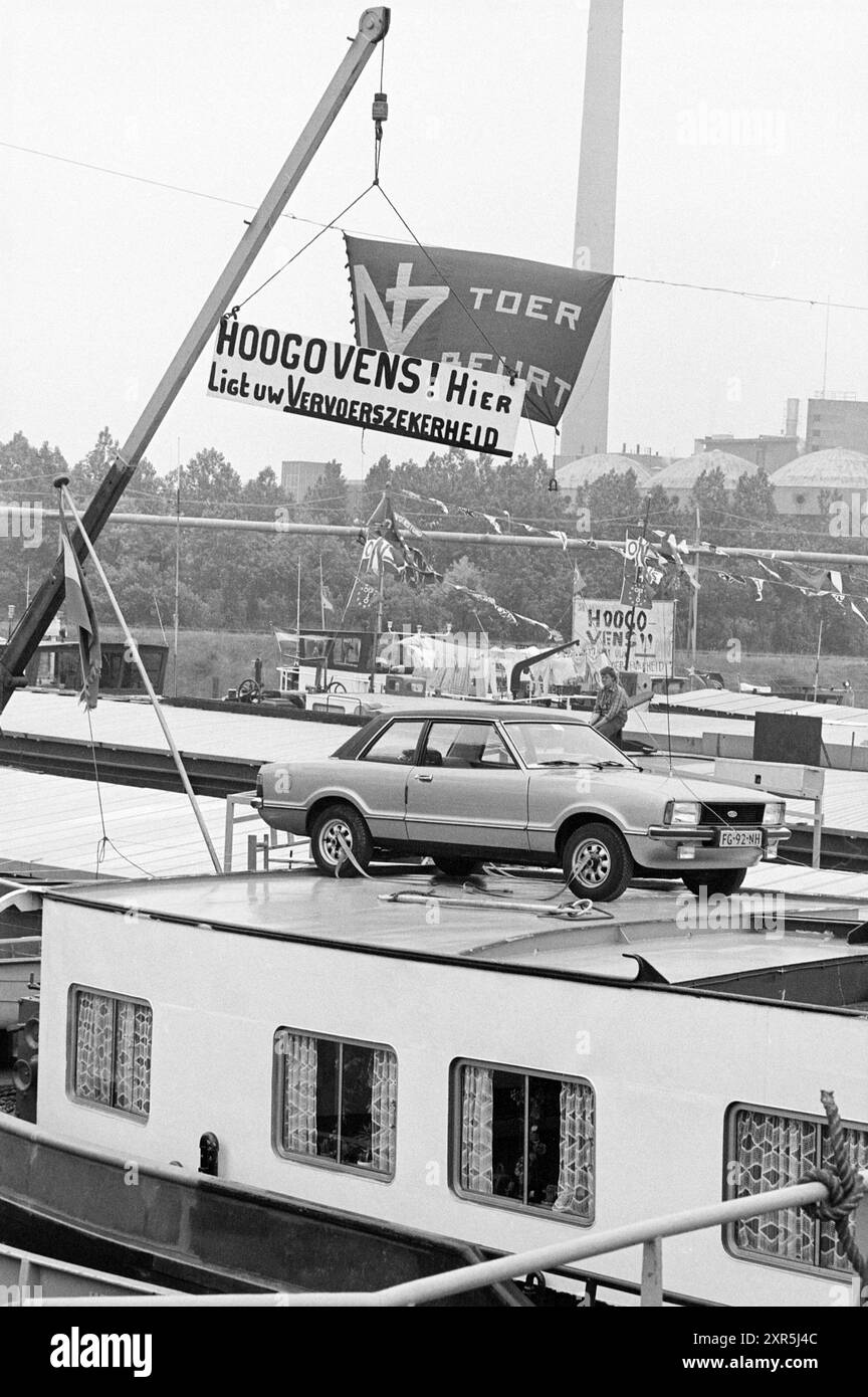 Die Schiffsführer der Binnenschifffahrt blockieren die Laderampe von Hoogovens aus Protest, weil Hoogovens Fracht außerhalb der üblichen Rotationsanordnung transportiert hat. IJmuiden. Ships., IJmuiden, Niederlande, 09-06-1980, Whizgle Dutch News: Historical Images Tailored for the Future. Erkunden Sie die Vergangenheit der Niederlande mit modernen Perspektiven durch Bilder von niederländischen Agenturen. Verbinden der Ereignisse von gestern mit den Erkenntnissen von morgen. Begeben Sie sich auf eine zeitlose Reise mit Geschichten, die unsere Zukunft prägen. Stockfoto