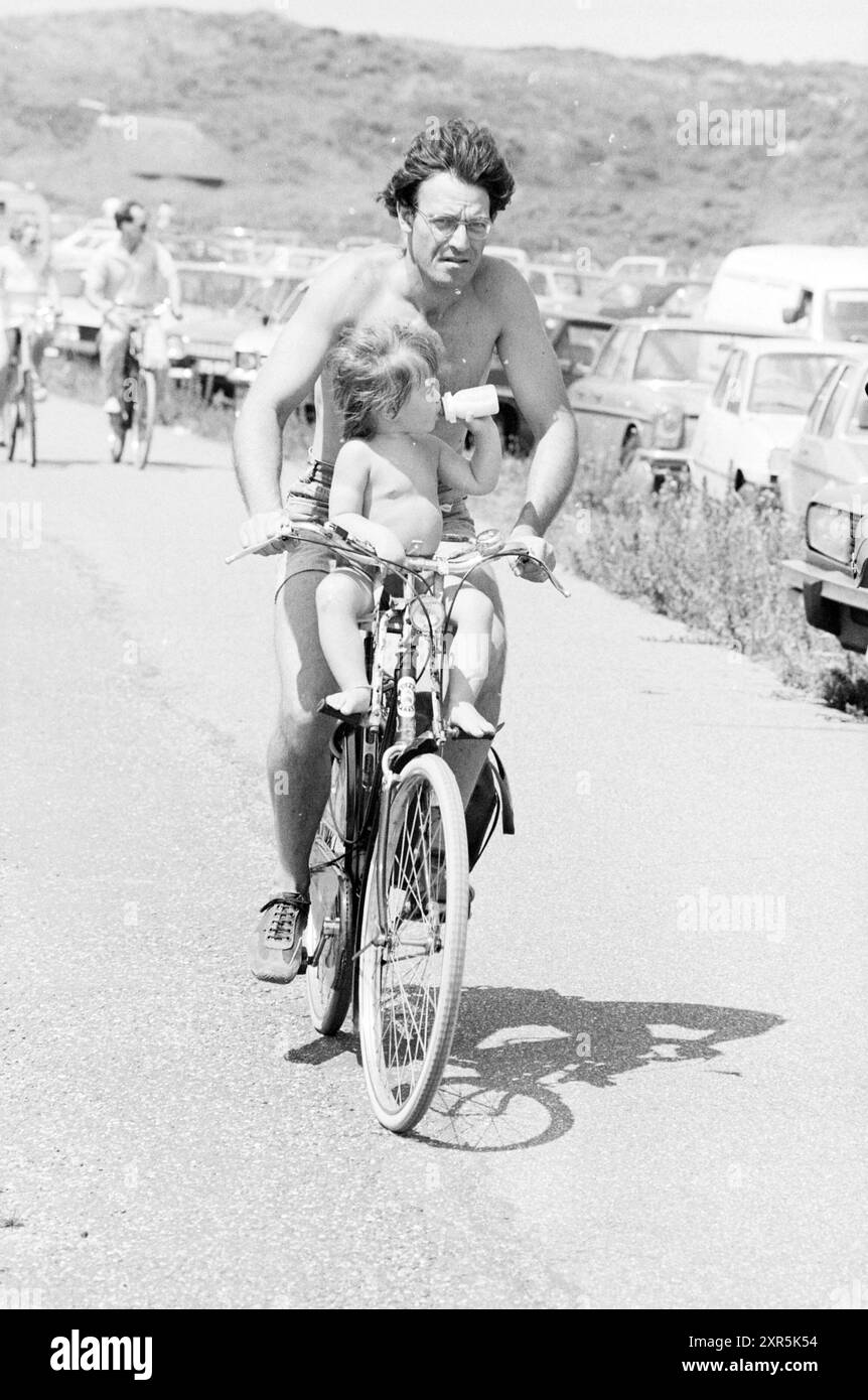 Verkehr Zandvoort - Bloemendaal, beschäftigt, Verkehr, sicherer Verkehr, Sommerfotos, Bloemendaal, 08-07-1984, Whizgle Dutch News: Historical Images Tailored for the Future. Erkunden Sie die Vergangenheit der Niederlande mit modernen Perspektiven durch Bilder von niederländischen Agenturen. Verbinden der Ereignisse von gestern mit den Erkenntnissen von morgen. Begeben Sie sich auf eine zeitlose Reise mit Geschichten, die unsere Zukunft prägen. Stockfoto