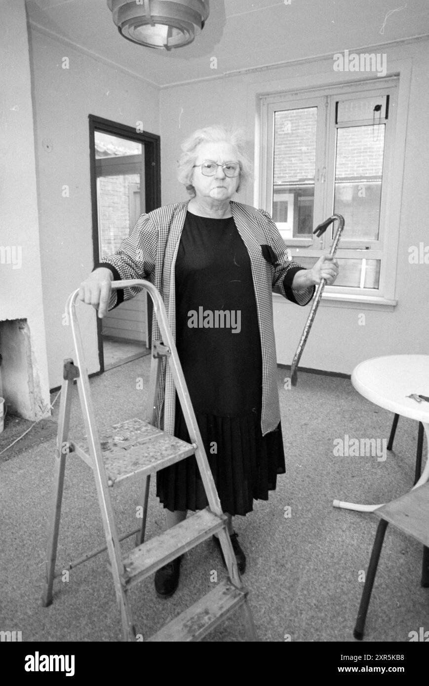 Frau Wiedijk besetzte im Haus Harmenjansweg, mit Brechstange in der Hand, Haarlem, Harmenjansweg, Niederlande, 24-04-1989, Whizgle Dutch News: historische Bilder für die Zukunft. Erkunden Sie die Vergangenheit der Niederlande mit modernen Perspektiven durch Bilder von niederländischen Agenturen. Verbinden der Ereignisse von gestern mit den Erkenntnissen von morgen. Begeben Sie sich auf eine zeitlose Reise mit Geschichten, die unsere Zukunft prägen. Stockfoto