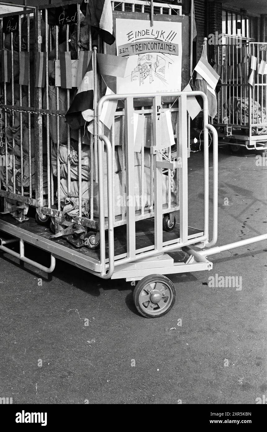 Container PTT, PTT, Postdienste, Stadtpost, 17-08-1970, Whizgle Dutch News: historische Bilder für die Zukunft. Erkunden Sie die Vergangenheit der Niederlande mit modernen Perspektiven durch Bilder von niederländischen Agenturen. Verbinden der Ereignisse von gestern mit den Erkenntnissen von morgen. Begeben Sie sich auf eine zeitlose Reise mit Geschichten, die unsere Zukunft prägen. Stockfoto