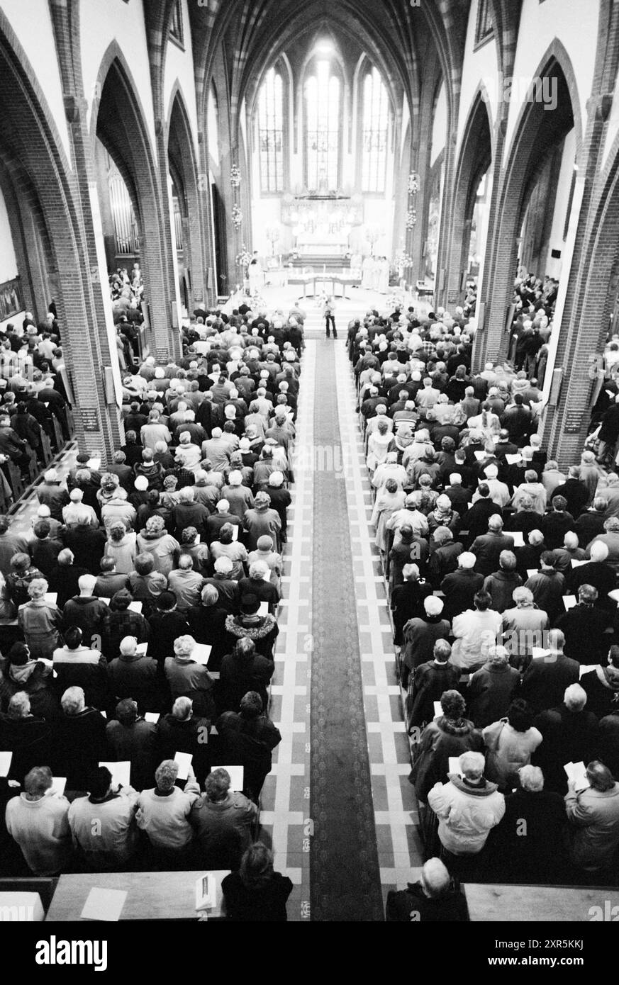 Letzte Messe in der Elisabeth- und Barbara-Kirche, Haarlem, Paul Krugerkade, Niederlande, 21-01-1995, Whizgle Dutch News: historische Bilder für die Zukunft. Erkunden Sie die Vergangenheit der Niederlande mit modernen Perspektiven durch Bilder von niederländischen Agenturen. Verbinden der Ereignisse von gestern mit den Erkenntnissen von morgen. Begeben Sie sich auf eine zeitlose Reise mit Geschichten, die unsere Zukunft prägen. Stockfoto