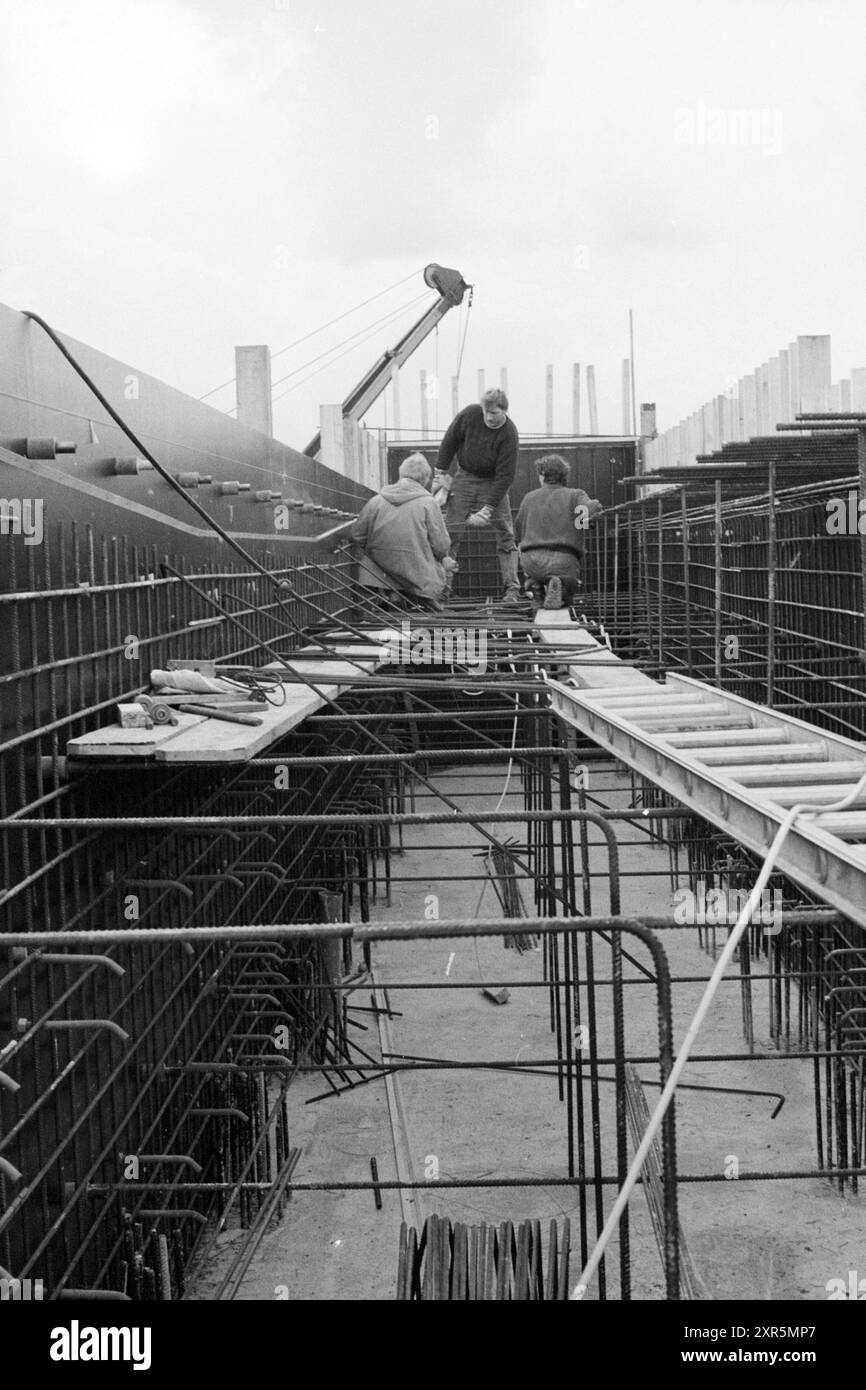 Bau der Brücke S 20 in Hillegom, Hillegom, 16-11-1994, Whizgle Dutch News: Historische Bilder für die Zukunft. Erkunden Sie die Vergangenheit der Niederlande mit modernen Perspektiven durch Bilder von niederländischen Agenturen. Verbinden der Ereignisse von gestern mit den Erkenntnissen von morgen. Begeben Sie sich auf eine zeitlose Reise mit Geschichten, die unsere Zukunft prägen. Stockfoto