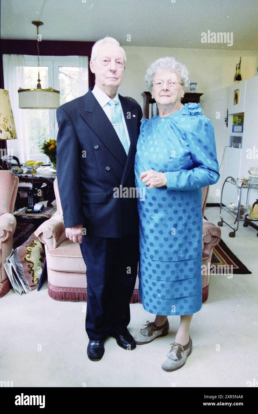 Familie Van den Berg, Bloemendaal, Bloemendaal, 14. 04. 2002, Whizgle Dutch News: Historische Bilder für die Zukunft. Erkunden Sie die Vergangenheit der Niederlande mit modernen Perspektiven durch Bilder von niederländischen Agenturen. Verbinden der Ereignisse von gestern mit den Erkenntnissen von morgen. Begeben Sie sich auf eine zeitlose Reise mit Geschichten, die unsere Zukunft prägen. Stockfoto