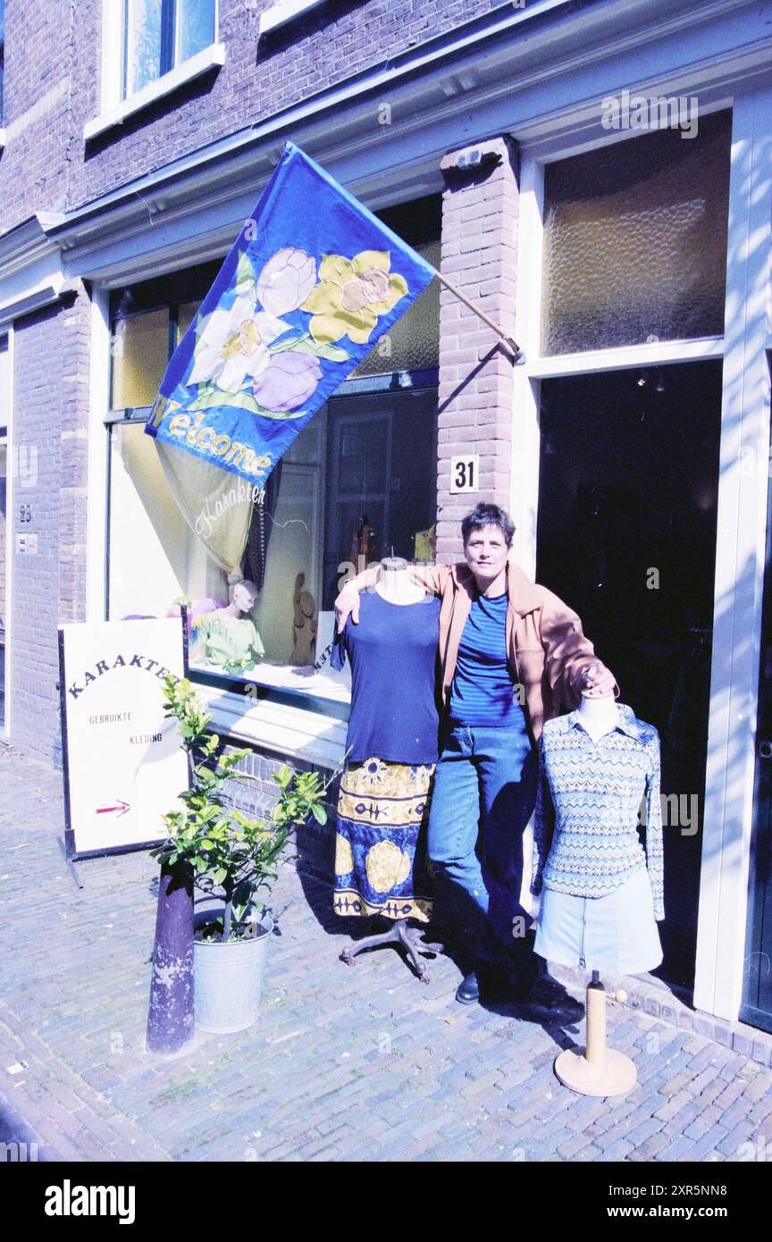 Second-Hand-Bekleidungsgeschäft Karakter [Antoniestraat 25], 18-04-2000, Whizgle Dutch News: Historische Bilder zugeschnitten auf die Zukunft. Erkunden Sie die Vergangenheit der Niederlande mit modernen Perspektiven durch Bilder von niederländischen Agenturen. Verbinden der Ereignisse von gestern mit den Erkenntnissen von morgen. Begeben Sie sich auf eine zeitlose Reise mit Geschichten, die unsere Zukunft prägen. Stockfoto