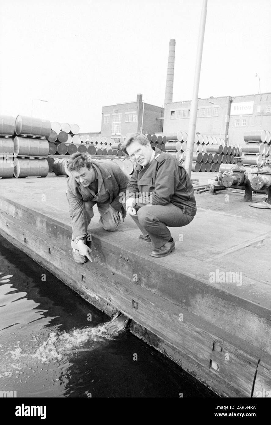 Verschmutzung (Ableitung) bei Fa. WITCO in Spaarne, Pollution, Haarlem, Spaarndamseweg, Niederlande, 11-05-1989, Whizgle Dutch News: Historical Images Tailored for the Future. Erkunden Sie die Vergangenheit der Niederlande mit modernen Perspektiven durch Bilder von niederländischen Agenturen. Verbinden der Ereignisse von gestern mit den Erkenntnissen von morgen. Begeben Sie sich auf eine zeitlose Reise mit Geschichten, die unsere Zukunft prägen. Stockfoto