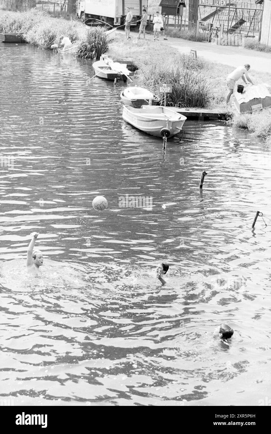 Schwimmspaß von einer Brücke in der Nähe des Wassers, 00-06-1992, Whizgle Dutch News: Historische Bilder für die Zukunft. Erkunden Sie die Vergangenheit der Niederlande mit modernen Perspektiven durch Bilder von niederländischen Agenturen. Verbinden der Ereignisse von gestern mit den Erkenntnissen von morgen. Begeben Sie sich auf eine zeitlose Reise mit Geschichten, die unsere Zukunft prägen. Stockfoto