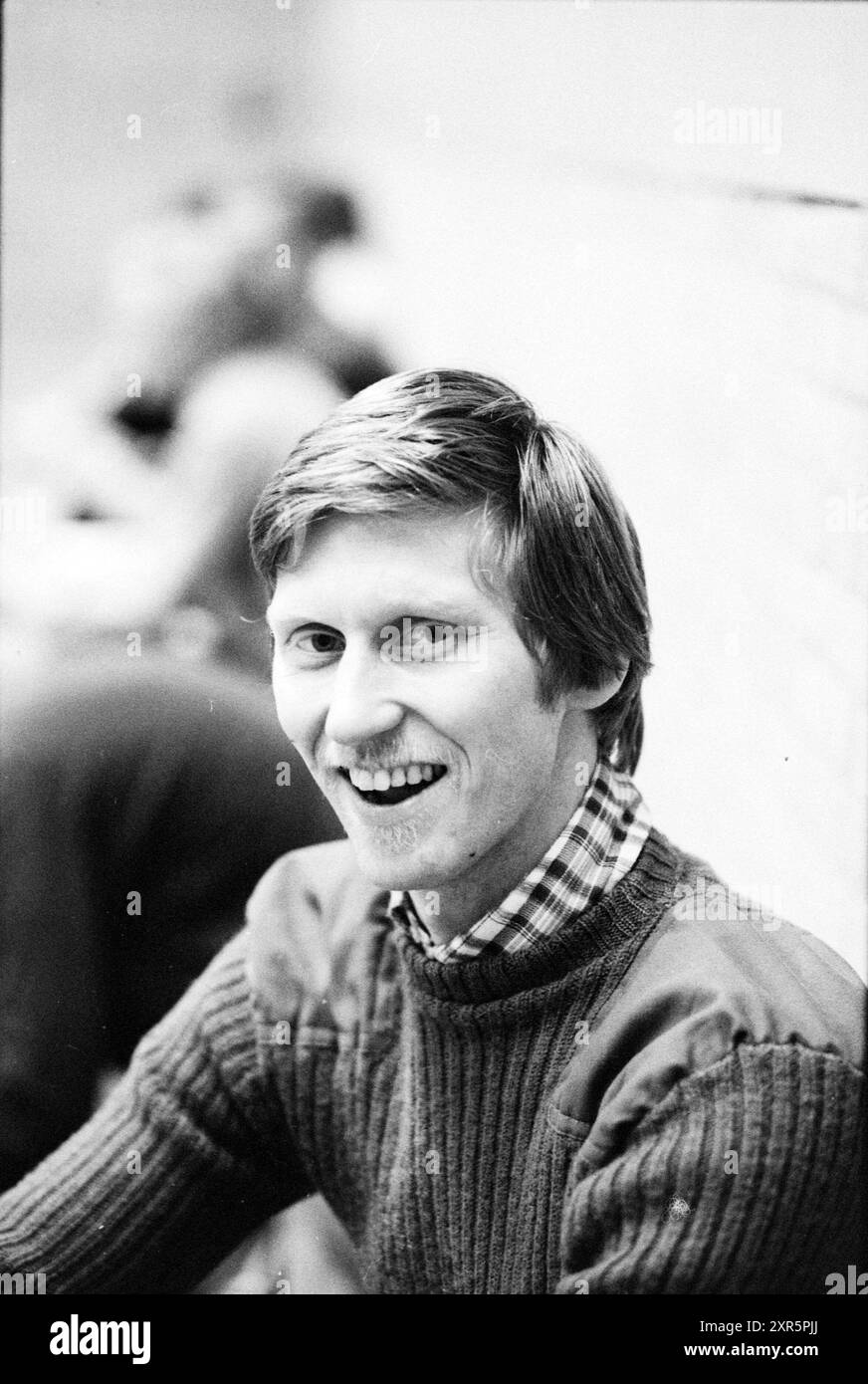 Portrait Indoor Football Coach Damen Trikot Sponsor: Ten Cate BV Distribution Agency Alkmaar, 00-10-1980, Whizgle Dutch News: Historische Bilder zugeschnitten auf die Zukunft. Erkunden Sie die Vergangenheit der Niederlande mit modernen Perspektiven durch Bilder von niederländischen Agenturen. Verbinden der Ereignisse von gestern mit den Erkenntnissen von morgen. Begeben Sie sich auf eine zeitlose Reise mit Geschichten, die unsere Zukunft prägen. Stockfoto
