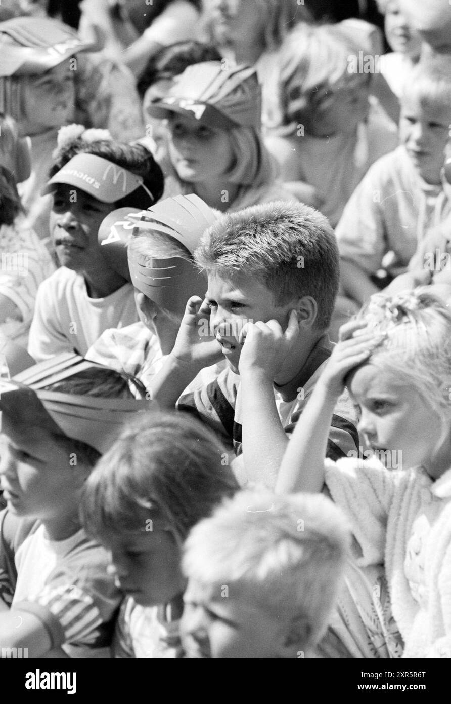 Liedwettbewerb Grote Markt, Haarlem, Grote Markt, Niederlande, 28.07.1992, Whizgle Dutch News: historische Bilder für die Zukunft. Erkunden Sie die Vergangenheit der Niederlande mit modernen Perspektiven durch Bilder von niederländischen Agenturen. Verbinden der Ereignisse von gestern mit den Erkenntnissen von morgen. Begeben Sie sich auf eine zeitlose Reise mit Geschichten, die unsere Zukunft prägen. Stockfoto