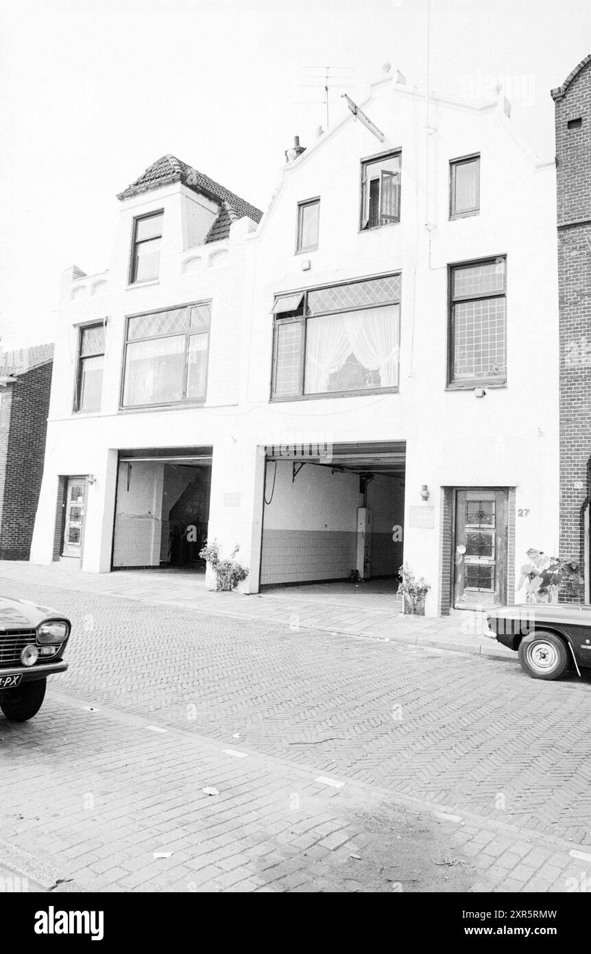 Neues + altes Gebäude Fa. Monastery House, Buildings, 23-08-1977, Whizgle Dutch News: Historische Bilder für die Zukunft. Erkunden Sie die Vergangenheit der Niederlande mit modernen Perspektiven durch Bilder von niederländischen Agenturen. Verbinden der Ereignisse von gestern mit den Erkenntnissen von morgen. Begeben Sie sich auf eine zeitlose Reise mit Geschichten, die unsere Zukunft prägen. Stockfoto