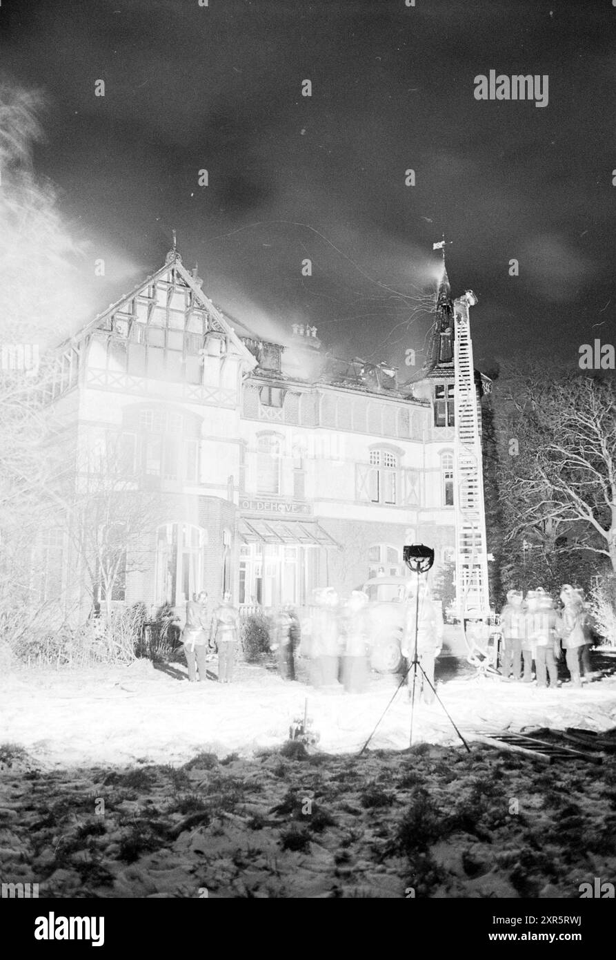 Feuer in der Villa Oldehove, die später abgerissen wurde, Haarlem, Zonnelaan, Niederlande, 08-02-1969, Whizgle Dutch News: historische Bilder für die Zukunft. Erkunden Sie die Vergangenheit der Niederlande mit modernen Perspektiven durch Bilder von niederländischen Agenturen. Verbinden der Ereignisse von gestern mit den Erkenntnissen von morgen. Begeben Sie sich auf eine zeitlose Reise mit Geschichten, die unsere Zukunft prägen. Stockfoto