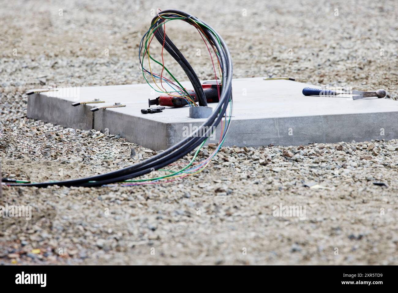 Zementunterlage wird für die Generatorinstallation vorbereitet Stockfoto