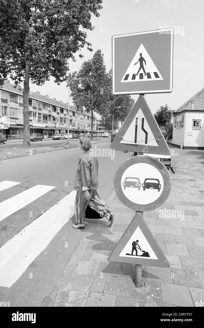 Straßenschilder Woman at Zebra Work in Progress, 00-06-1988, Whizgle Dutch News: Historical Images Tailored for the Future. Erkunden Sie die Vergangenheit der Niederlande mit modernen Perspektiven durch Bilder von niederländischen Agenturen. Verbinden der Ereignisse von gestern mit den Erkenntnissen von morgen. Begeben Sie sich auf eine zeitlose Reise mit Geschichten, die unsere Zukunft prägen. Stockfoto