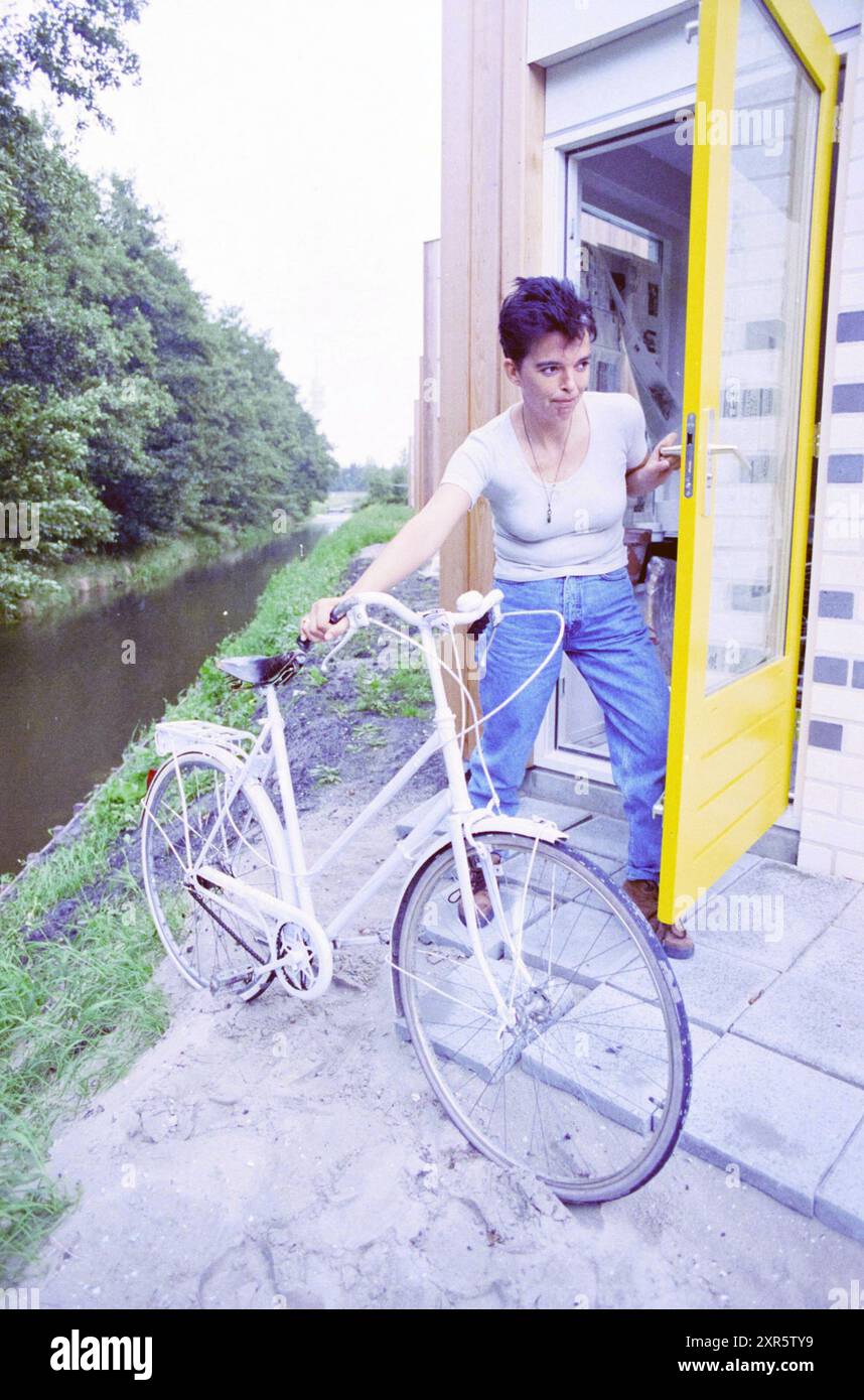 Schwierige Situation im Lagerraum des Hauses C. ten Boomstraat, Haarlem, Corrie ten Boomstraat, Niederlande, 10-09-1995, Whizgle Dutch News: historische Bilder für die Zukunft. Erkunden Sie die Vergangenheit der Niederlande mit modernen Perspektiven durch Bilder von niederländischen Agenturen. Verbinden der Ereignisse von gestern mit den Erkenntnissen von morgen. Begeben Sie sich auf eine zeitlose Reise mit Geschichten, die unsere Zukunft prägen. Stockfoto