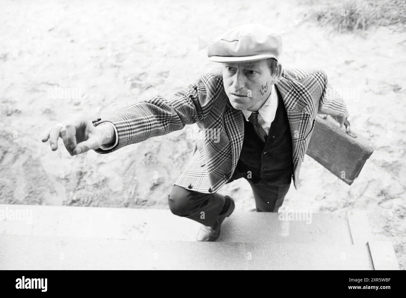 Serie von Arbeitslosen: Ausgehen - Arbeiten im Garten - Tischlerei - Treppen hinunter fallen - Rudern - Schubkarre - über eine Mauer schieben - den großen Schritt machen - Beamter, Arbeitslose, Arbeitslosigkeit, 16-10-1982, Whizgle Dutch News: Historische Bilder zugeschnitten auf die Zukunft. Erkunden Sie die Vergangenheit der Niederlande mit modernen Perspektiven durch Bilder von niederländischen Agenturen. Verbinden der Ereignisse von gestern mit den Erkenntnissen von morgen. Begeben Sie sich auf eine zeitlose Reise mit Geschichten, die unsere Zukunft prägen. Stockfoto