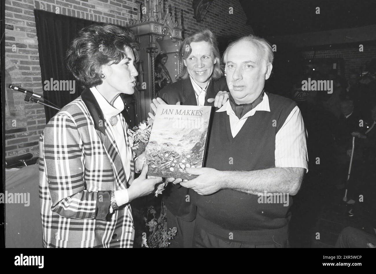 Präsentation des Buchmalers Jan Makkes, Books and Booksellers, 12-03-1988, Whizgle Dutch News: Historische Bilder zugeschnitten auf die Zukunft. Erkunden Sie die Vergangenheit der Niederlande mit modernen Perspektiven durch Bilder von niederländischen Agenturen. Verbinden der Ereignisse von gestern mit den Erkenntnissen von morgen. Begeben Sie sich auf eine zeitlose Reise mit Geschichten, die unsere Zukunft prägen. Stockfoto