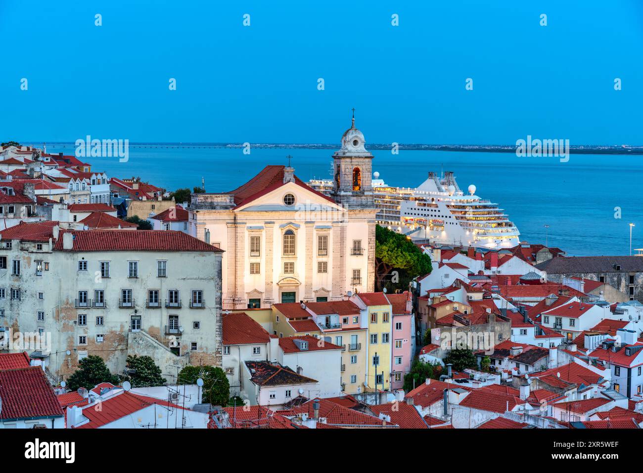 Blick auf das typische Viertel Alfama in Lissabon, Portugal - Kuppel des nationalen pantheons Stockfoto