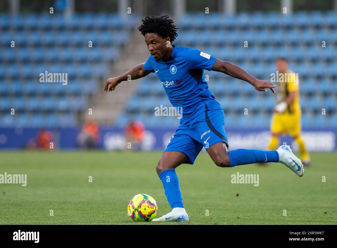 Andorra La Vella, Andorra: 8. August 2024: CEDRIC KOUADIO von RIGAS FS LVA in Aktion während der zweiten Phase der UEFA Europa League – dritter Qualifyin Stockfoto