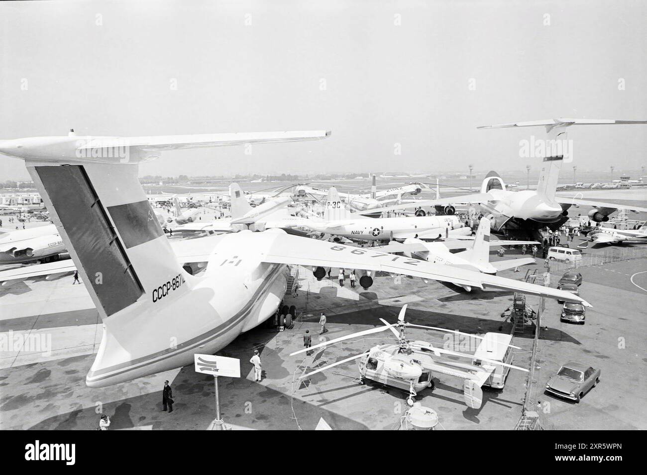 Luftfahrt-Ausstellung Paris, Ausstellungen, 27-05-1971, Whizgle Dutch News: Historische Bilder zugeschnitten auf die Zukunft. Erkunden Sie die Vergangenheit der Niederlande mit modernen Perspektiven durch Bilder von niederländischen Agenturen. Verbinden der Ereignisse von gestern mit den Erkenntnissen von morgen. Begeben Sie sich auf eine zeitlose Reise mit Geschichten, die unsere Zukunft prägen. Stockfoto