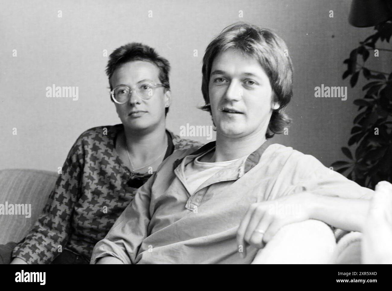 Herr Palides mit Assistent, Noordwijkerhout, Personen, Noordwijkerhout, 12-08-1987, Whizgle Dutch News: historische Bilder für die Zukunft. Erkunden Sie die Vergangenheit der Niederlande mit modernen Perspektiven durch Bilder von niederländischen Agenturen. Verbinden der Ereignisse von gestern mit den Erkenntnissen von morgen. Begeben Sie sich auf eine zeitlose Reise mit Geschichten, die unsere Zukunft prägen. Stockfoto