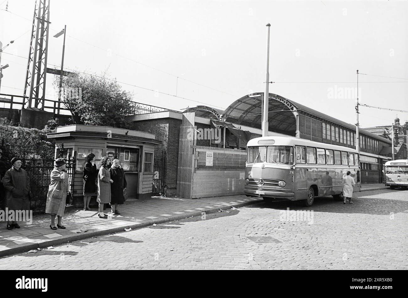 Bus als Wartezimmer in den Haag, Musikkorps in Haarlem z.W., Noord Zuid Hollandse Vervoersmaatschappij N.V., NZ, 05-05-1964, Whizgle Dutch News: Historische Bilder zugeschnitten auf die Zukunft. Erkunden Sie die Vergangenheit der Niederlande mit modernen Perspektiven durch Bilder von niederländischen Agenturen. Verbinden der Ereignisse von gestern mit den Erkenntnissen von morgen. Begeben Sie sich auf eine zeitlose Reise mit Geschichten, die unsere Zukunft prägen. Stockfoto