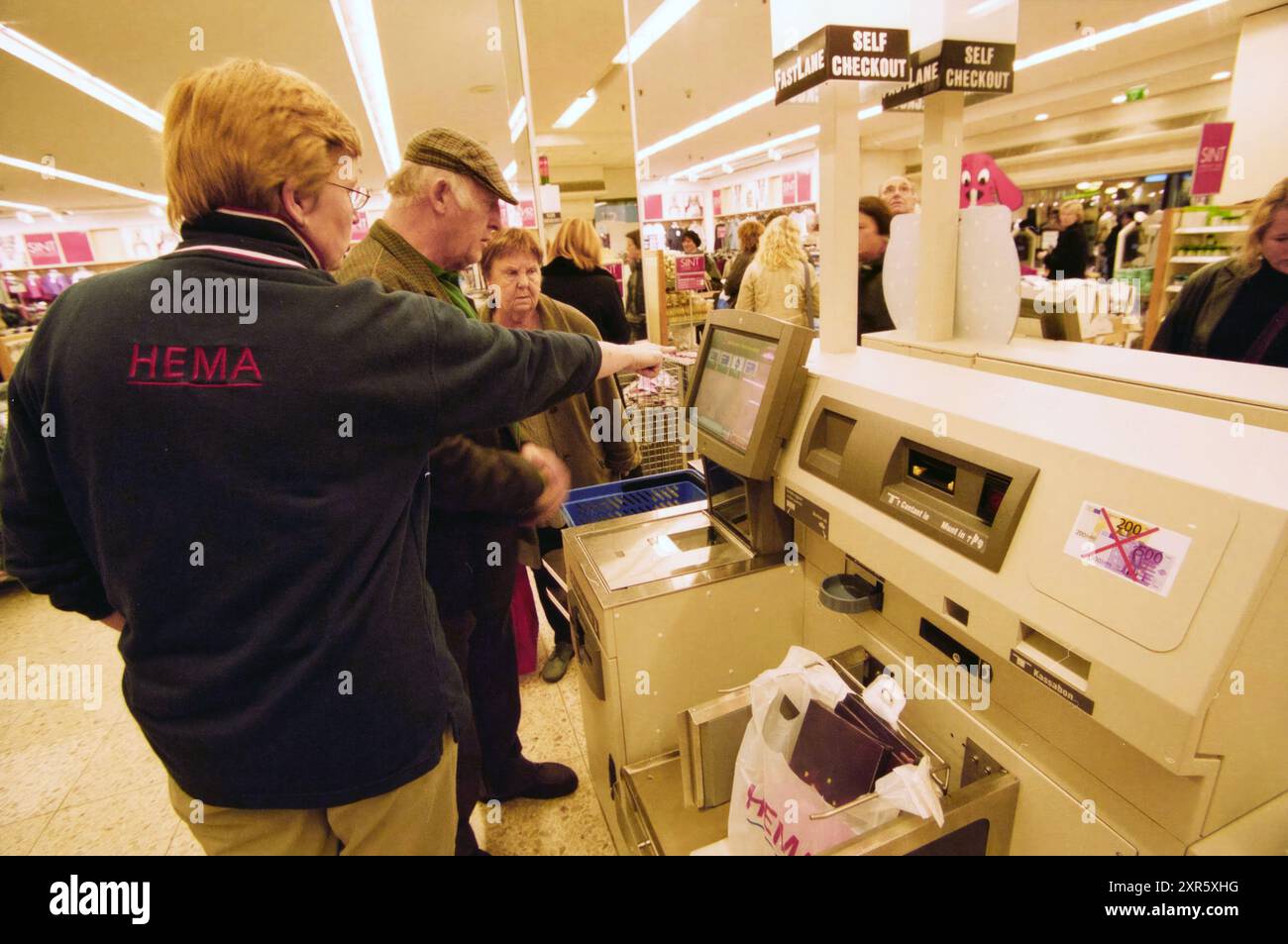 Selbstkasse, Haarlem, Niederlande, 24-11-2002, Whizgle Dutch News: Historische Bilder für die Zukunft. Erkunden Sie die Vergangenheit der Niederlande mit modernen Perspektiven durch Bilder von niederländischen Agenturen. Verbinden der Ereignisse von gestern mit den Erkenntnissen von morgen. Begeben Sie sich auf eine zeitlose Reise mit Geschichten, die unsere Zukunft prägen. Stockfoto