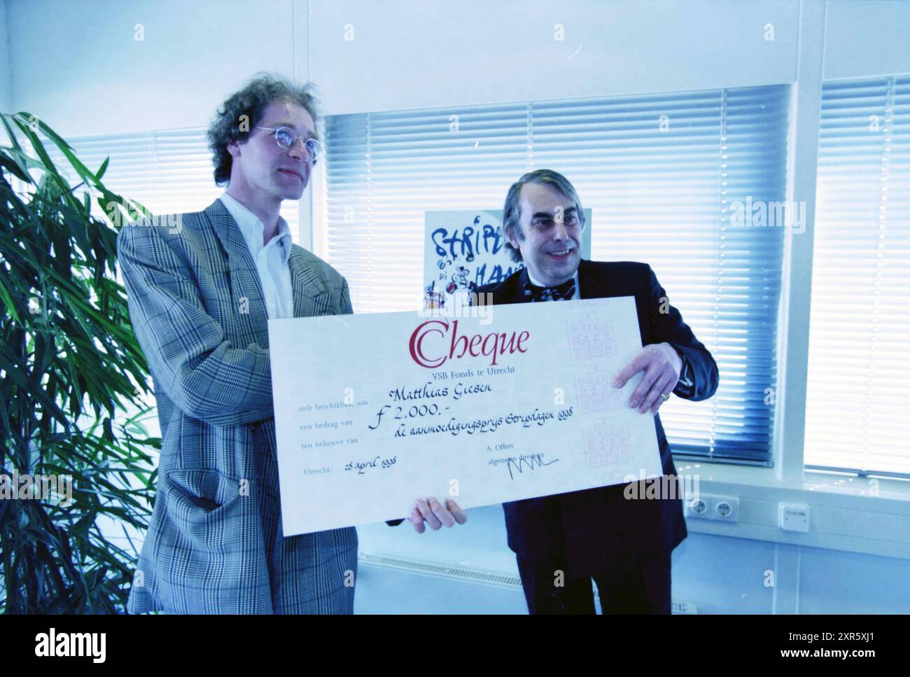 Comics Awards Ceremony, Spaarndam, 27.04.1998, Whizgle Dutch News: Historische Bilder zugeschnitten auf die Zukunft. Erkunden Sie die Vergangenheit der Niederlande mit modernen Perspektiven durch Bilder von niederländischen Agenturen. Verbinden der Ereignisse von gestern mit den Erkenntnissen von morgen. Begeben Sie sich auf eine zeitlose Reise mit Geschichten, die unsere Zukunft prägen. Stockfoto