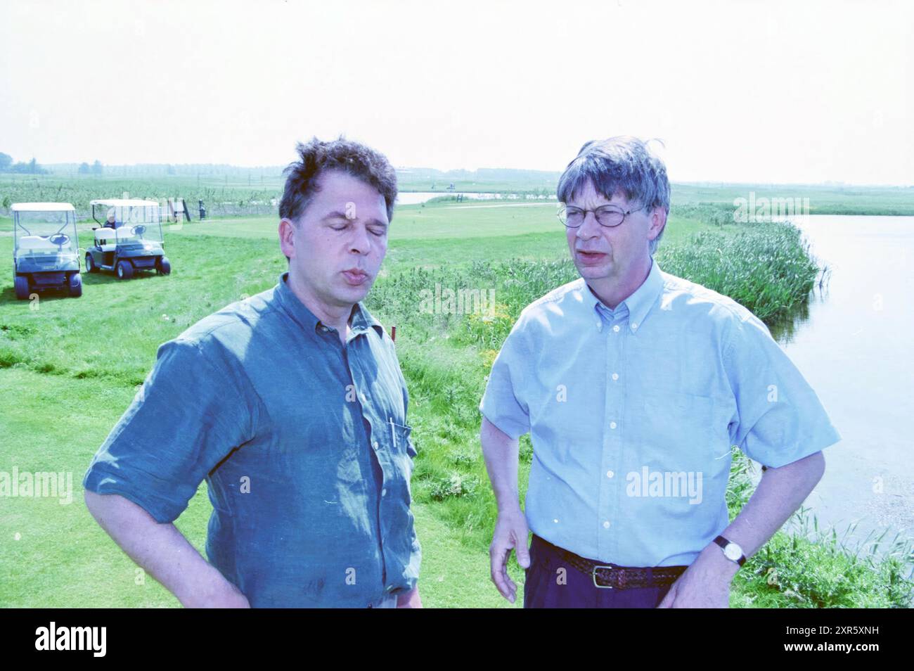 Gerard Jol (mit Brille), Landschaftsarchitekt, der sich auf die Gestaltung von Golfplätzen spezialisiert hat. Hier im Houtrak Golfclub in Halfweg, für den er den 18-Loch-Golfplatz entwarf., Halfweg, 12-05-1998, Whizgle Dutch News: Historical Images Tailored for the Future. Erkunden Sie die Vergangenheit der Niederlande mit modernen Perspektiven durch Bilder von niederländischen Agenturen. Verbinden der Ereignisse von gestern mit den Erkenntnissen von morgen. Begeben Sie sich auf eine zeitlose Reise mit Geschichten, die unsere Zukunft prägen. Stockfoto