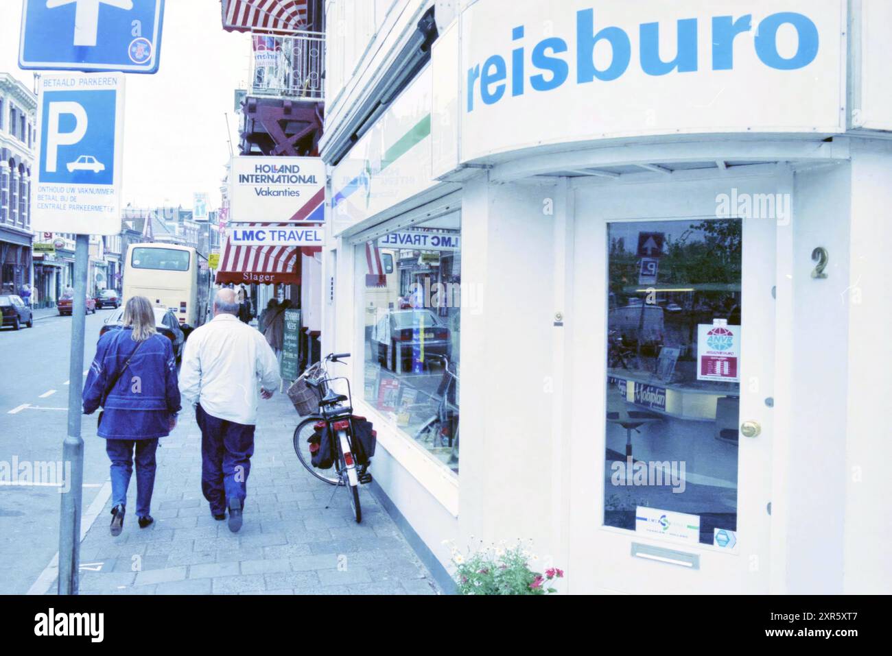 Reisebüro LMC Travel, Kruisstraat Ecke Nieuwe Gracht, Haarlem, Kruisstraat, Niederlande, 01-05-1996, Whizgle Dutch News: historische Bilder für die Zukunft. Erkunden Sie die Vergangenheit der Niederlande mit modernen Perspektiven durch Bilder von niederländischen Agenturen. Verbinden der Ereignisse von gestern mit den Erkenntnissen von morgen. Begeben Sie sich auf eine zeitlose Reise mit Geschichten, die unsere Zukunft prägen. Stockfoto