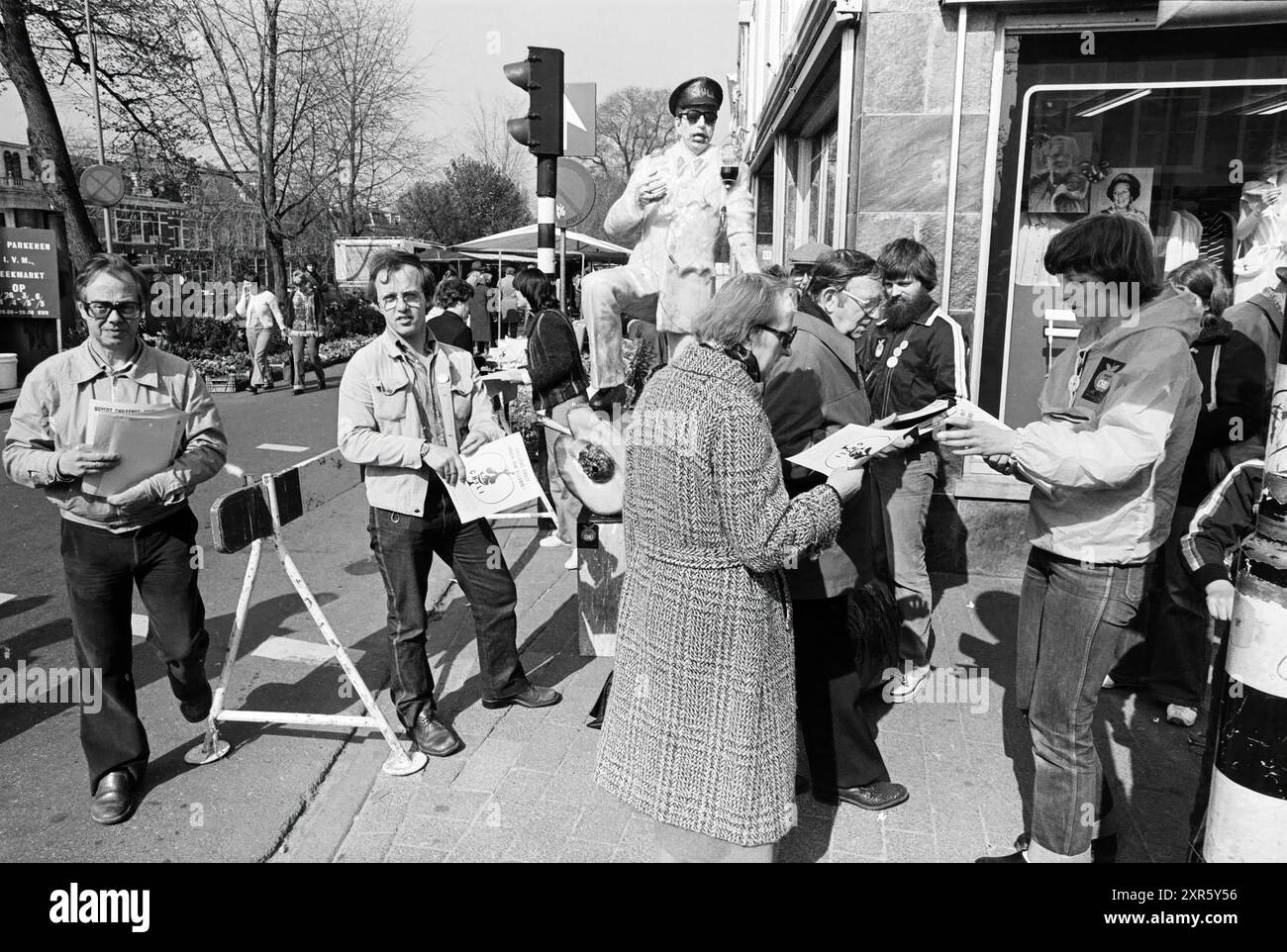 Chile Demonstration Grote Houtstraat, Demonstration, Haarlem, Grote Houtstraat, Niederlande, 02-05-1980, Whizgle Dutch News: historische Bilder für die Zukunft. Erkunden Sie die Vergangenheit der Niederlande mit modernen Perspektiven durch Bilder von niederländischen Agenturen. Verbinden der Ereignisse von gestern mit den Erkenntnissen von morgen. Begeben Sie sich auf eine zeitlose Reise mit Geschichten, die unsere Zukunft prägen. Stockfoto