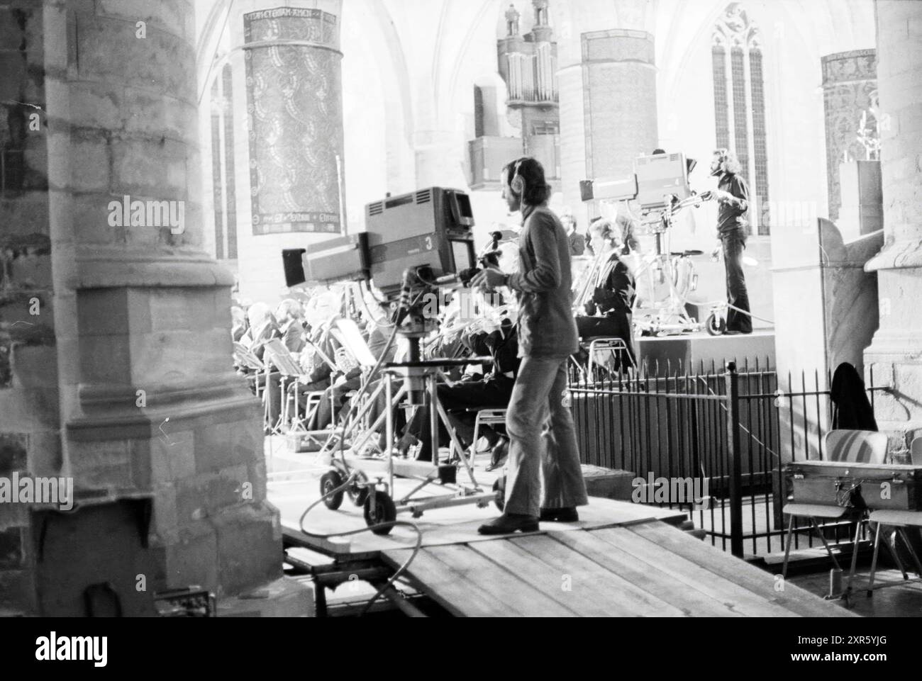 Klassisches Konzert in Grote (Bavo) Kirche mit TV-Aufnahme, Whizgle Dutch News: Historische Bilder zugeschnitten auf die Zukunft. Erkunden Sie die Vergangenheit der Niederlande mit modernen Perspektiven durch Bilder von niederländischen Agenturen. Verbinden der Ereignisse von gestern mit den Erkenntnissen von morgen. Begeben Sie sich auf eine zeitlose Reise mit Geschichten, die unsere Zukunft prägen. Stockfoto