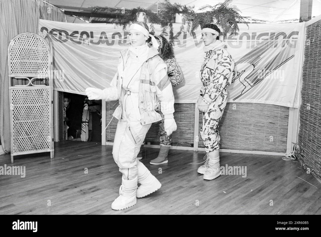 Wintersport-Modenschau Peter Korver, Fashion, 12. 11. 1988, Whizgle Dutch News: Historische Bilder für die Zukunft. Erkunden Sie die Vergangenheit der Niederlande mit modernen Perspektiven durch Bilder von niederländischen Agenturen. Verbinden der Ereignisse von gestern mit den Erkenntnissen von morgen. Begeben Sie sich auf eine zeitlose Reise mit Geschichten, die unsere Zukunft prägen. Stockfoto