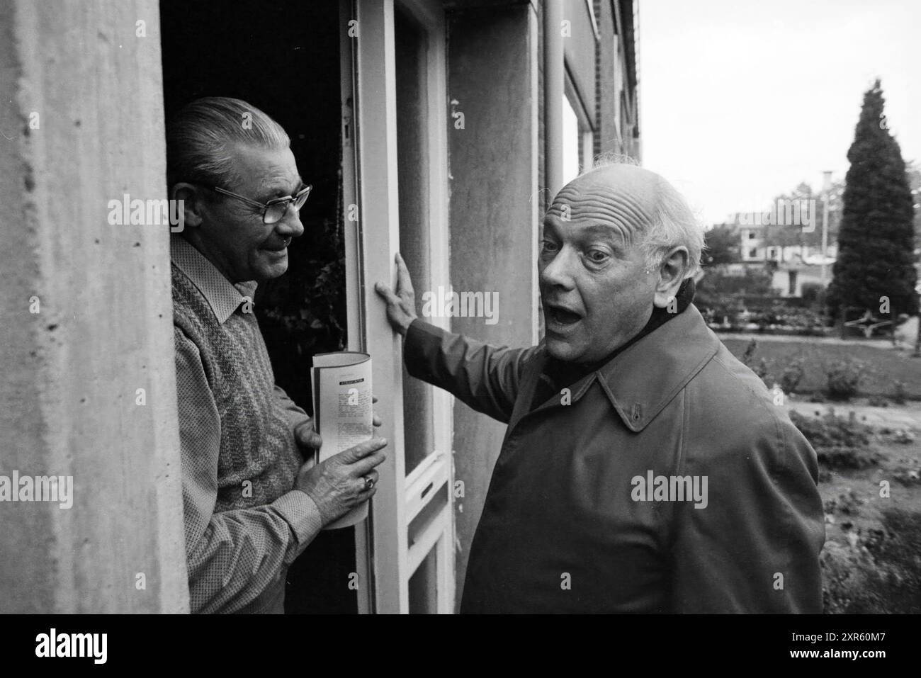 Wahltournee Joop den Uyl Breda + Oosterhout, Elections, Breda, 06-05-1981, Whizgle Dutch News: Historische Bilder zugeschnitten auf die Zukunft. Erkunden Sie die Vergangenheit der Niederlande mit modernen Perspektiven durch Bilder von niederländischen Agenturen. Verbinden der Ereignisse von gestern mit den Erkenntnissen von morgen. Begeben Sie sich auf eine zeitlose Reise mit Geschichten, die unsere Zukunft prägen. Stockfoto