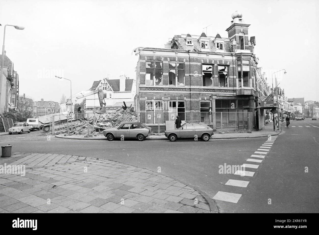 Abbruchgebäude Wagenpand, Schouwtjeslaan, Abbruchgebäude, Abbruchplätze, Haarlem, Schouwtjeslaan, Niederlande, 08-11-1978, Whizgle Dutch News: Historical Images Tailored for the Future. Erkunden Sie die Vergangenheit der Niederlande mit modernen Perspektiven durch Bilder von niederländischen Agenturen. Verbinden der Ereignisse von gestern mit den Erkenntnissen von morgen. Begeben Sie sich auf eine zeitlose Reise mit Geschichten, die unsere Zukunft prägen. Stockfoto