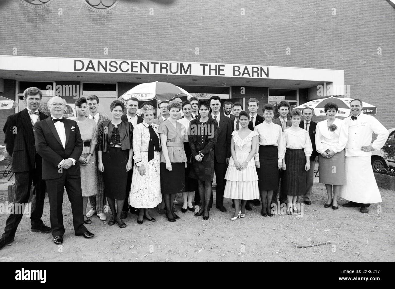 Gruppe der Ostdeutschen de Barn Hoofddorp, Deutschland, Gruppen, Hoofddorp, Niederlande, 31-03-1990, Whizgle Dutch News: Historical Images Tailored for the Future. Erkunden Sie die Vergangenheit der Niederlande mit modernen Perspektiven durch Bilder von niederländischen Agenturen. Verbinden der Ereignisse von gestern mit den Erkenntnissen von morgen. Begeben Sie sich auf eine zeitlose Reise mit Geschichten, die unsere Zukunft prägen. Stockfoto