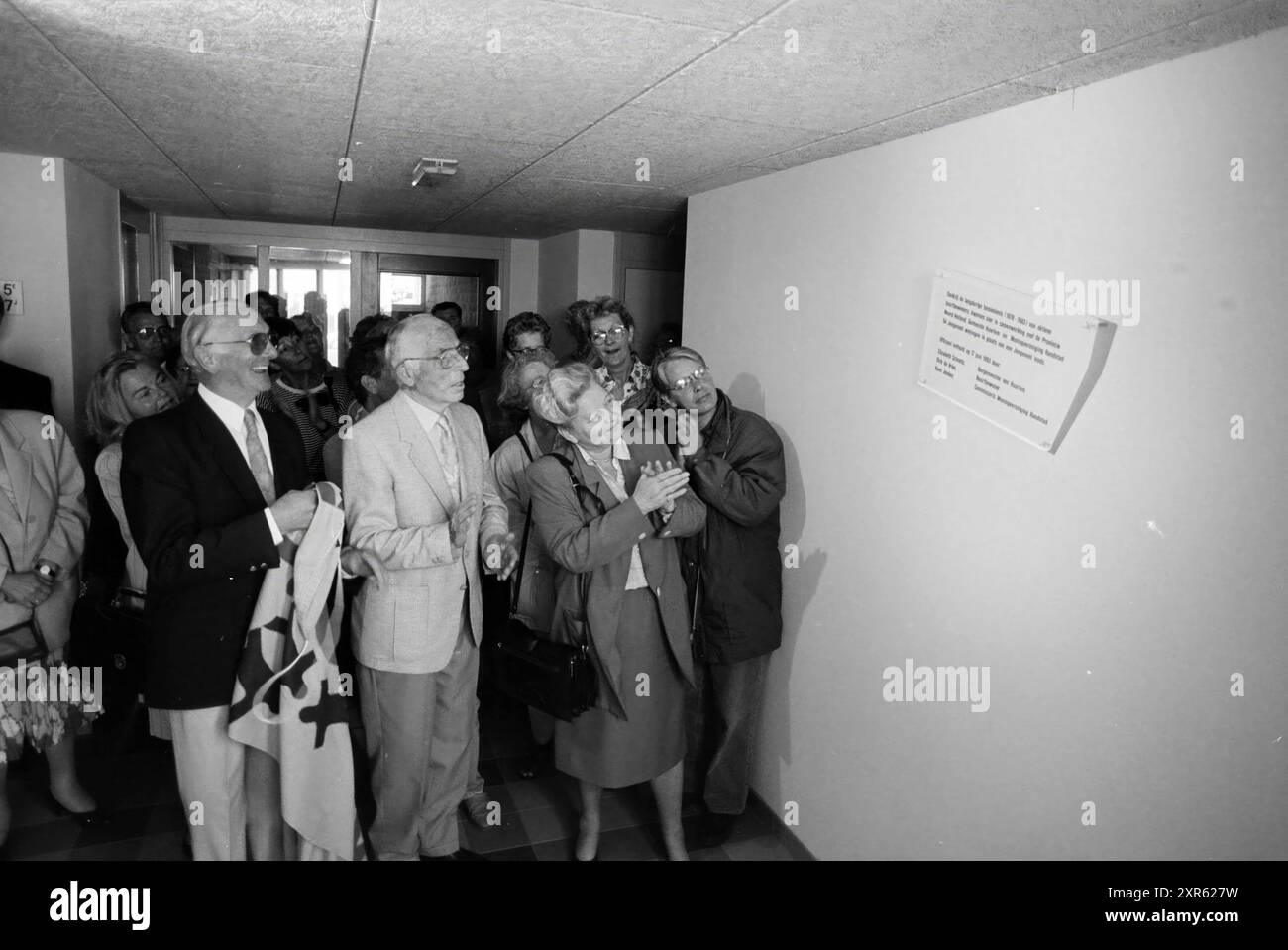 Eröffnung neuer Häuser, Haarlem, Brouwersvaart, Niederlande, 16-06-1993, Whizgle Dutch News: historische Bilder für die Zukunft. Erkunden Sie die Vergangenheit der Niederlande mit modernen Perspektiven durch Bilder von niederländischen Agenturen. Verbinden der Ereignisse von gestern mit den Erkenntnissen von morgen. Begeben Sie sich auf eine zeitlose Reise mit Geschichten, die unsere Zukunft prägen. Stockfoto