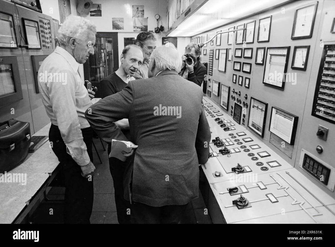 Wahltournee den Uyl: IJmond, Elections, 12-05-1981, Whizgle Dutch News: Historical Images Tailored for the Future. Erkunden Sie die Vergangenheit der Niederlande mit modernen Perspektiven durch Bilder von niederländischen Agenturen. Verbinden der Ereignisse von gestern mit den Erkenntnissen von morgen. Begeben Sie sich auf eine zeitlose Reise mit Geschichten, die unsere Zukunft prägen. Stockfoto