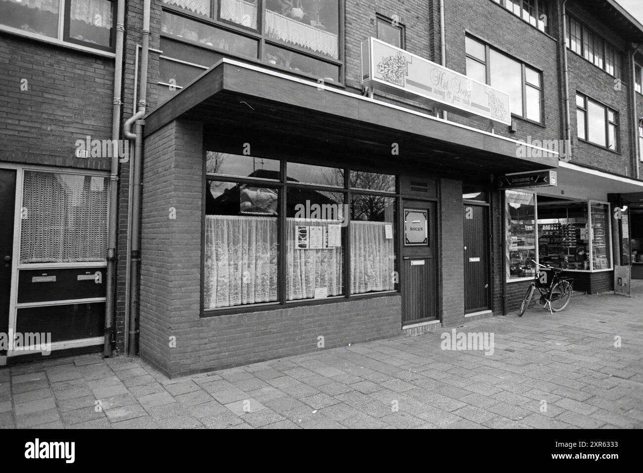 Außenansicht des Swing- und Jazzclubs Hot Socks, Velsen, 00-00-1982, Whizgle Dutch News: Historische Bilder für die Zukunft. Erkunden Sie die Vergangenheit der Niederlande mit modernen Perspektiven durch Bilder von niederländischen Agenturen. Verbinden der Ereignisse von gestern mit den Erkenntnissen von morgen. Begeben Sie sich auf eine zeitlose Reise mit Geschichten, die unsere Zukunft prägen. Stockfoto