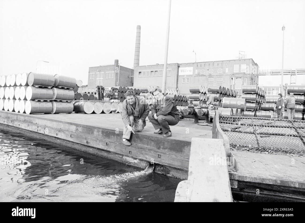 Verschmutzung (Ableitung) bei Fa. WITCO in Spaarne, Pollution, Haarlem, Spaarndamseweg, Niederlande, 11-05-1989, Whizgle Dutch News: Historical Images Tailored for the Future. Erkunden Sie die Vergangenheit der Niederlande mit modernen Perspektiven durch Bilder von niederländischen Agenturen. Verbinden der Ereignisse von gestern mit den Erkenntnissen von morgen. Begeben Sie sich auf eine zeitlose Reise mit Geschichten, die unsere Zukunft prägen. Stockfoto