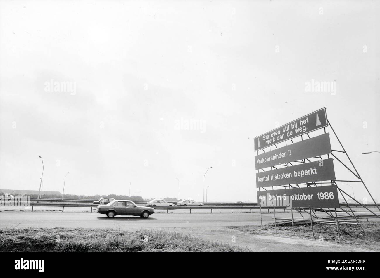 Cloverleaf Badhoevedorp, Borden, Badhoevedorp, 28.09.1986, Whizgle Dutch News: Historische Bilder für die Zukunft. Erkunden Sie die Vergangenheit der Niederlande mit modernen Perspektiven durch Bilder von niederländischen Agenturen. Verbinden der Ereignisse von gestern mit den Erkenntnissen von morgen. Begeben Sie sich auf eine zeitlose Reise mit Geschichten, die unsere Zukunft prägen. Stockfoto