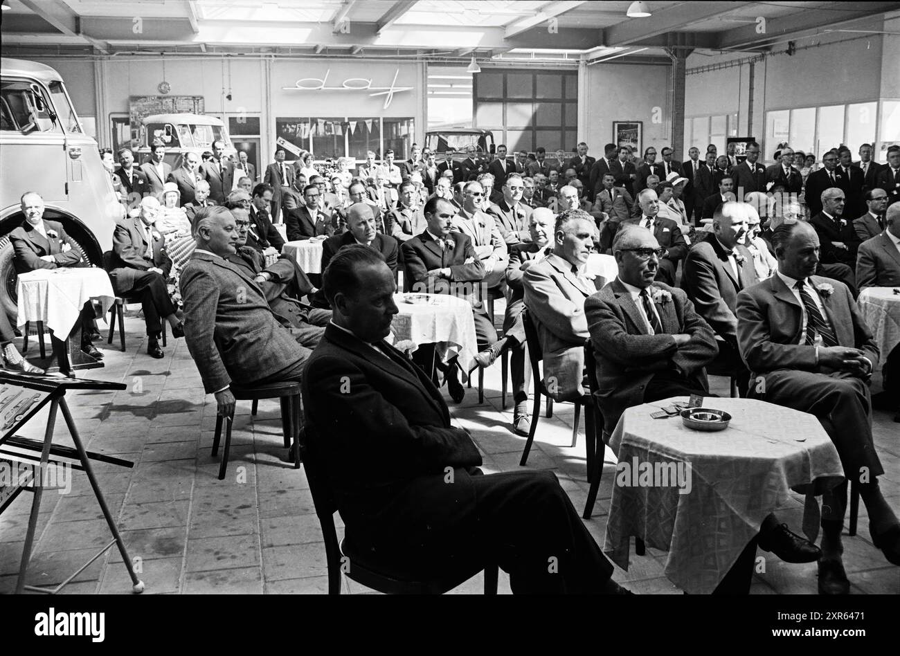 Besuch der New Automobile Company, Haarlem, Leidsevaart 592, Niederlande, Whizgle Dutch News: Historische Bilder für die Zukunft. Erkunden Sie die Vergangenheit der Niederlande mit modernen Perspektiven durch Bilder von niederländischen Agenturen. Verbinden der Ereignisse von gestern mit den Erkenntnissen von morgen. Begeben Sie sich auf eine zeitlose Reise mit Geschichten, die unsere Zukunft prägen. Stockfoto