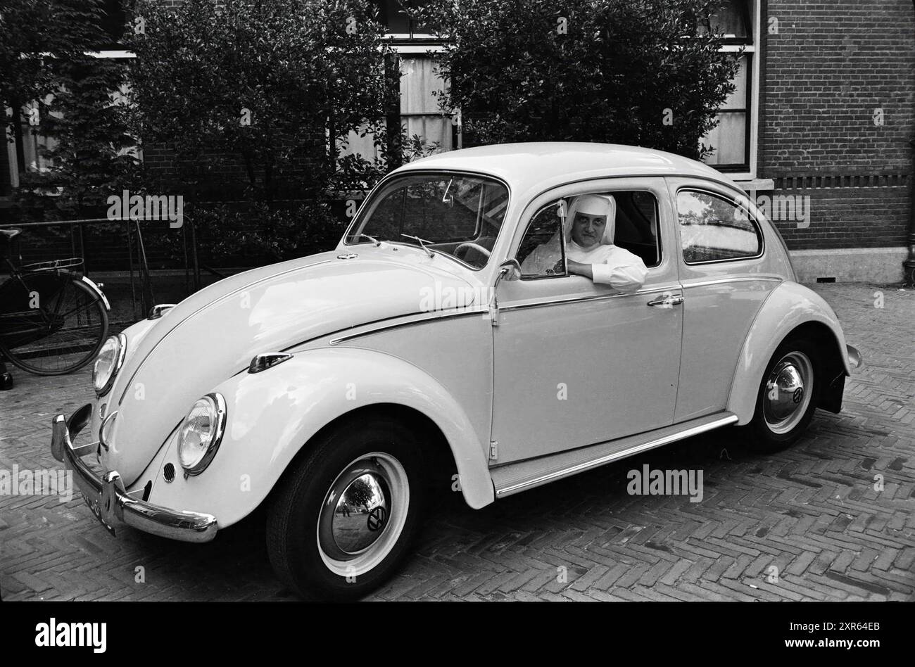 A Nonne in a Volkswagen, 00-07-1963, Whizgle Dutch News: Historical Images Tailored for the Future. Erkunden Sie die Vergangenheit der Niederlande mit modernen Perspektiven durch Bilder von niederländischen Agenturen. Verbinden der Ereignisse von gestern mit den Erkenntnissen von morgen. Begeben Sie sich auf eine zeitlose Reise mit Geschichten, die unsere Zukunft prägen. Stockfoto