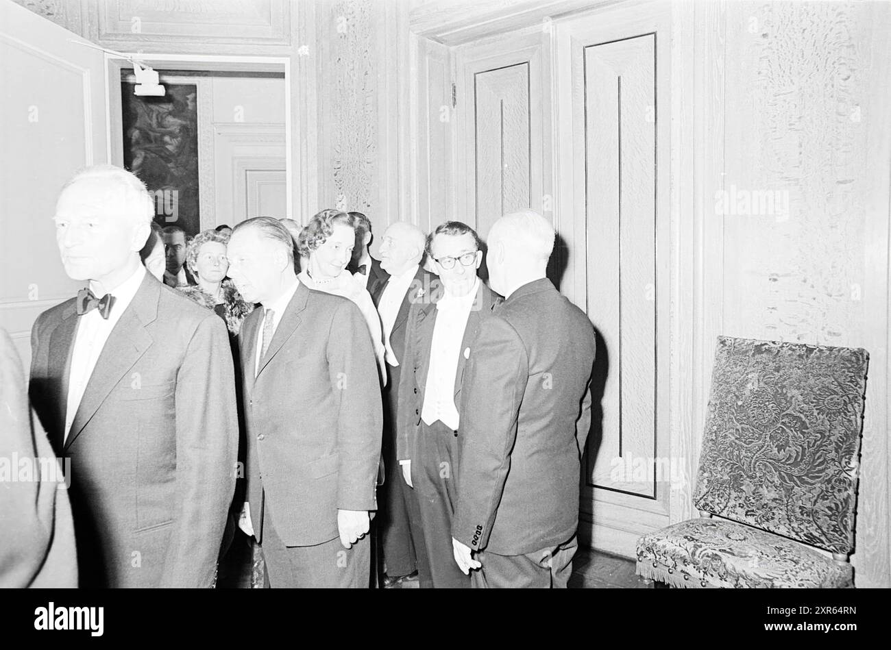 Rezeption N.P.O. Prov Registry VI-V., Reception, 29-11-1963, Whizgle Dutch News: Historical Images Tailored for the Future. Erkunden Sie die Vergangenheit der Niederlande mit modernen Perspektiven durch Bilder von niederländischen Agenturen. Verbinden der Ereignisse von gestern mit den Erkenntnissen von morgen. Begeben Sie sich auf eine zeitlose Reise mit Geschichten, die unsere Zukunft prägen. Stockfoto