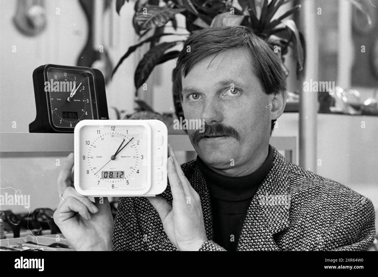 Juwelier Robin mit Uhren IJmuiden, Schmuck, IJmuiden, Niederlande, 08-12-1987, Whizgle Dutch News: historische Bilder für die Zukunft. Erkunden Sie die Vergangenheit der Niederlande mit modernen Perspektiven durch Bilder von niederländischen Agenturen. Verbinden der Ereignisse von gestern mit den Erkenntnissen von morgen. Begeben Sie sich auf eine zeitlose Reise mit Geschichten, die unsere Zukunft prägen. Stockfoto