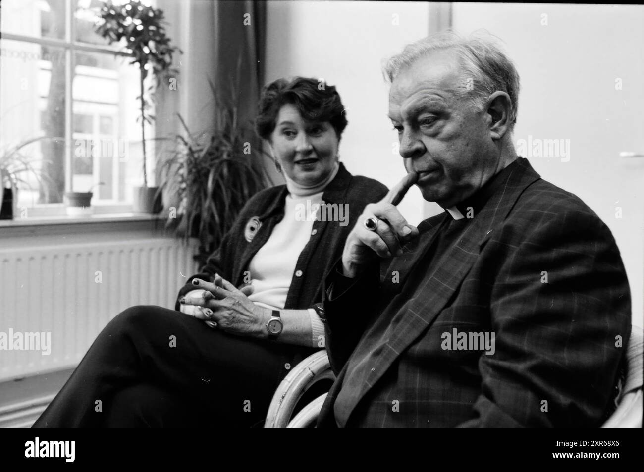 Ehemaliger Bischof Bär und Frau aus Oerle, 10. April 2000, Whizgle Dutch News: Historische Bilder zugeschnitten auf die Zukunft. Erkunden Sie die Vergangenheit der Niederlande mit modernen Perspektiven durch Bilder von niederländischen Agenturen. Verbinden der Ereignisse von gestern mit den Erkenntnissen von morgen. Begeben Sie sich auf eine zeitlose Reise mit Geschichten, die unsere Zukunft prägen. Stockfoto