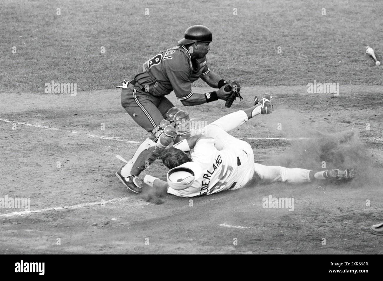 Baseball: Niederlande - Red Machine Aruba (6-12) während des World Port Tournament in Rotterdam, Rotterdam, 01-07-1993, Whizgle Dutch News: Historische Bilder zugeschnitten auf die Zukunft. Erkunden Sie die Vergangenheit der Niederlande mit modernen Perspektiven durch Bilder von niederländischen Agenturen. Verbinden der Ereignisse von gestern mit den Erkenntnissen von morgen. Begeben Sie sich auf eine zeitlose Reise mit Geschichten, die unsere Zukunft prägen. Stockfoto