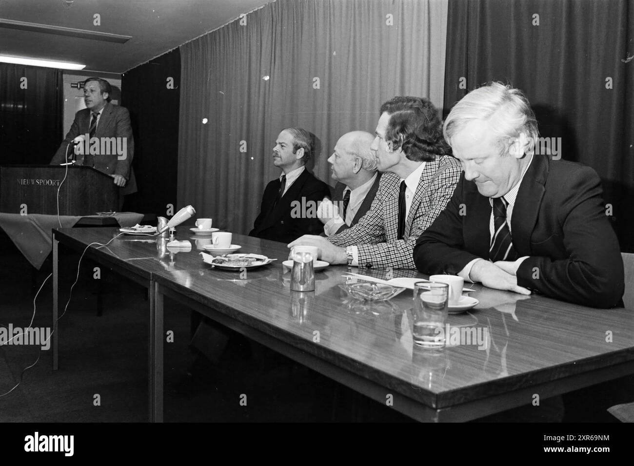 Präsentation des Buches 'Help we are developed' The Hague Nieuwspoort, Spectrum, 14-03-1978, Whizgle Dutch News: Historische Bilder zugeschnitten auf die Zukunft. Erkunden Sie die Vergangenheit der Niederlande mit modernen Perspektiven durch Bilder von niederländischen Agenturen. Verbinden der Ereignisse von gestern mit den Erkenntnissen von morgen. Begeben Sie sich auf eine zeitlose Reise mit Geschichten, die unsere Zukunft prägen. Stockfoto