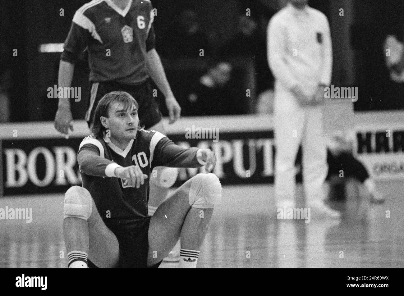 Volleyball Tschechen + Ostdeutsche, Volleyball, 29-03-1990, Whizgle Dutch News: Historische Bilder zugeschnitten auf die Zukunft. Erkunden Sie die Vergangenheit der Niederlande mit modernen Perspektiven durch Bilder von niederländischen Agenturen. Verbinden der Ereignisse von gestern mit den Erkenntnissen von morgen. Begeben Sie sich auf eine zeitlose Reise mit Geschichten, die unsere Zukunft prägen. Stockfoto