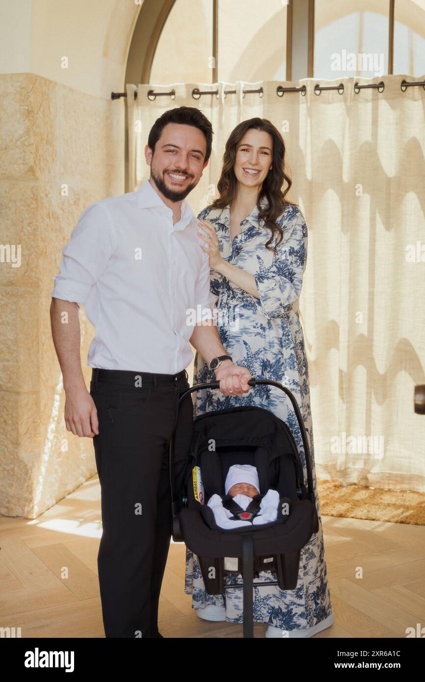 Amman, Jordanien. August 2024. Jordaniens Kronprinz Hussein (oder Al Hussain) hält seine neugeborene Tochter Prinzessin Iman mit seiner Frau Prinzessin Rajwa fest, als sie am 7. August 2024 das Krankenhaus des King Hussein Medical Centre in Amman, Jordanien, verlassen. wenige Tage nach der Geburt ihres ersten Kindes. Foto vom Königspalast Via Balkis Press/ABACAPRESS. COM Credit: Abaca Press/Alamy Live News Stockfoto