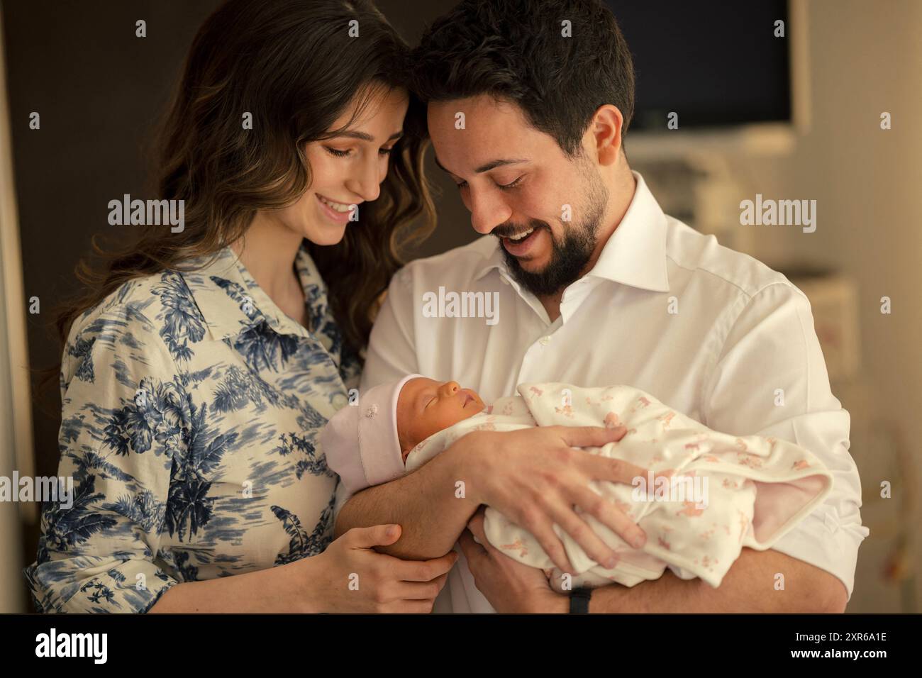 Amman, Jordanien. August 2024. Jordaniens Kronprinz Hussein (oder Al Hussain) hält seine neugeborene Tochter Prinzessin Iman mit seiner Frau Prinzessin Rajwa fest, als sie am 7. August 2024 das Krankenhaus des King Hussein Medical Centre in Amman, Jordanien, verlassen. wenige Tage nach der Geburt ihres ersten Kindes. Foto vom Königspalast Via Balkis Press/ABACAPRESS. COM Credit: Abaca Press/Alamy Live News Stockfoto