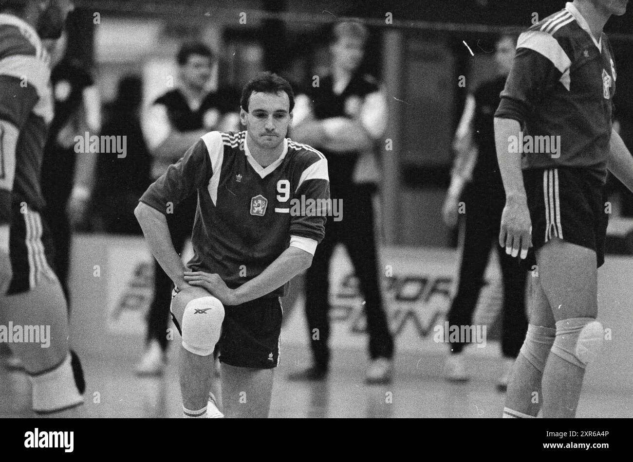 Volleyball Tschechen + Ostdeutsche, Volleyball, 29-03-1990, Whizgle Dutch News: Historische Bilder zugeschnitten auf die Zukunft. Erkunden Sie die Vergangenheit der Niederlande mit modernen Perspektiven durch Bilder von niederländischen Agenturen. Verbinden der Ereignisse von gestern mit den Erkenntnissen von morgen. Begeben Sie sich auf eine zeitlose Reise mit Geschichten, die unsere Zukunft prägen. Stockfoto